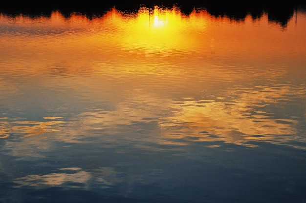 Photo scenic view of lake against sky during sunset