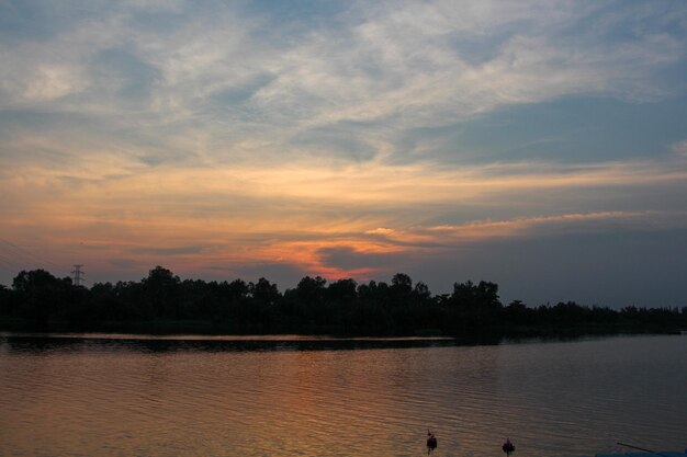 Photo scenic view of lake against sky during sunset