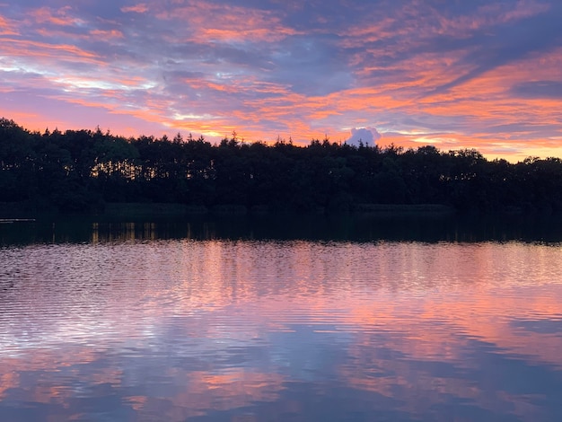 Photo scenic view of lake against sky during sunset