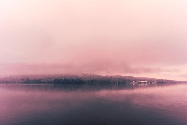 Photo scenic view of lake against sky during sunset