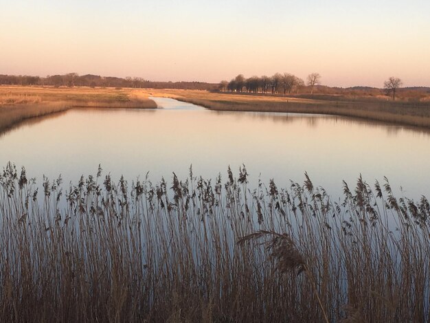 Photo scenic view of lake against sky during sunset