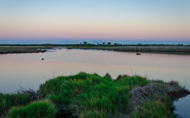 Photo scenic view of lake against sky during sunset