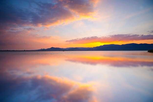 Photo scenic view of lake against sky during sunset