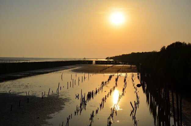 Vista panoramica del lago contro il cielo durante il tramonto