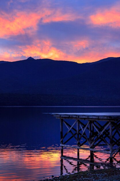 Foto vista panoramica del lago contro il cielo durante il tramonto