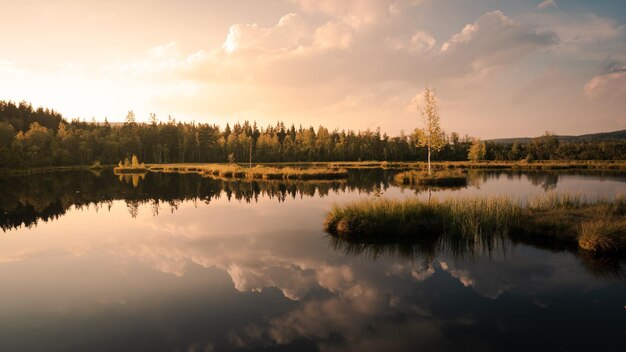 Photo scenic view of lake against sky during sunset