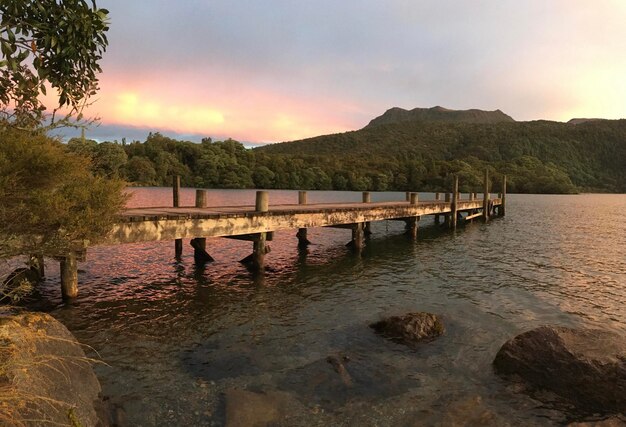 Foto vista panoramica del lago contro il cielo durante il tramonto