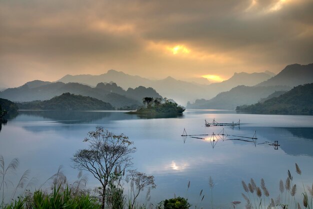 Foto vista panoramica del lago contro il cielo durante il tramonto