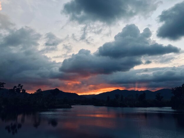 Photo scenic view of lake against sky during sunset