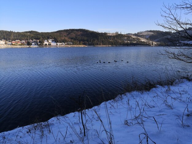 Foto vista panoramica del lago contro il cielo durante l'inverno