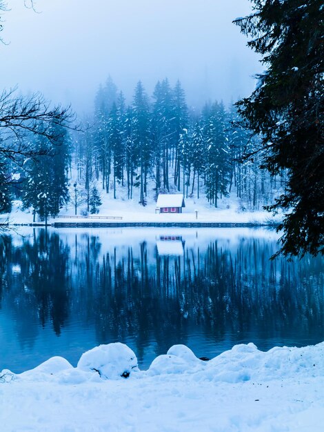 Photo scenic view of lake against sky during winter