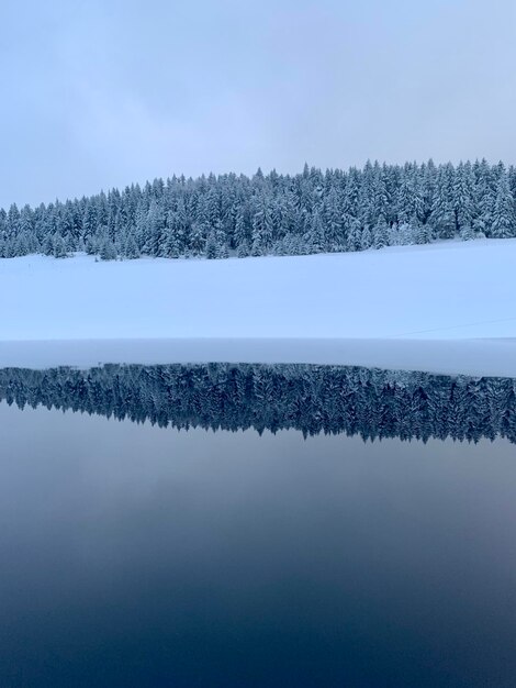 Photo scenic view of lake against sky during winter