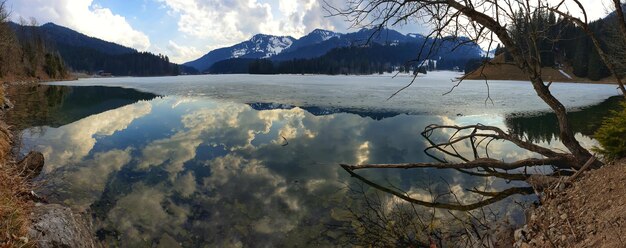 Foto vista panoramica del lago contro il cielo durante l'inverno