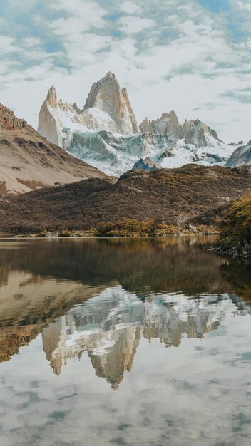 Foto vista panoramica del lago contro il cielo durante l'inverno