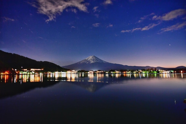 Vista panoramica del lago contro il cielo al crepuscolo