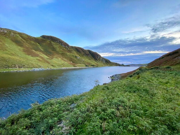 グラスカーノック湖の空に照らされた湖の景色