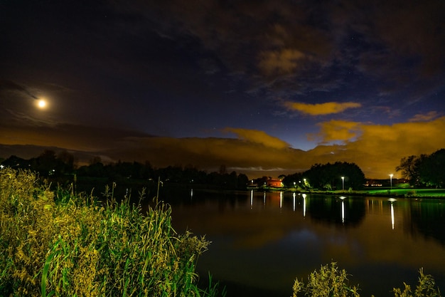 Photo scenic view of lake against sky at night