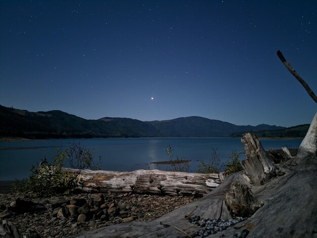 夜空に照らされた湖の景色