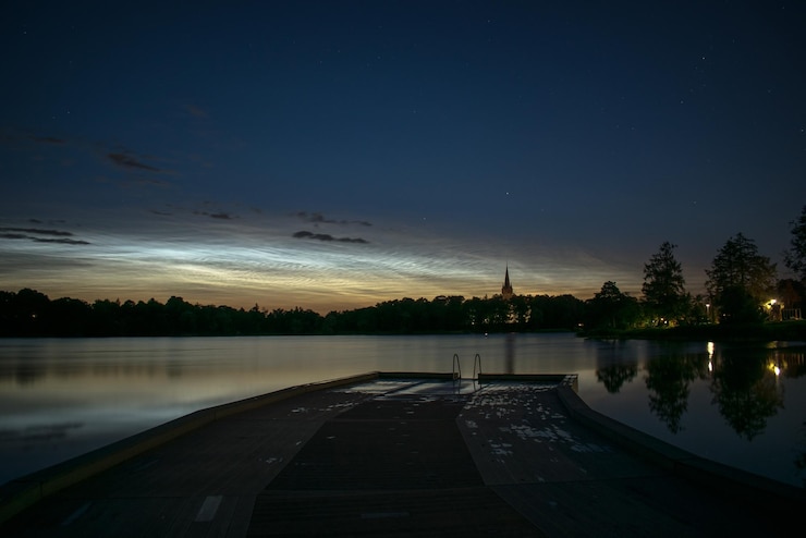 Photo scenic view of lake against sky at night