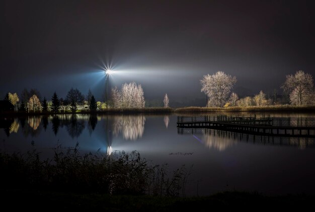 Foto vista panoramica del lago contro il cielo notturno