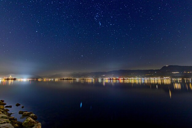 Photo scenic view of lake against sky at night