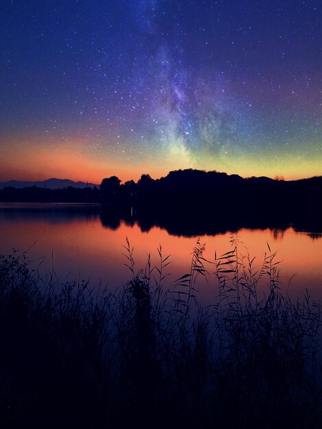 Foto vista panoramica del lago contro il cielo notturno