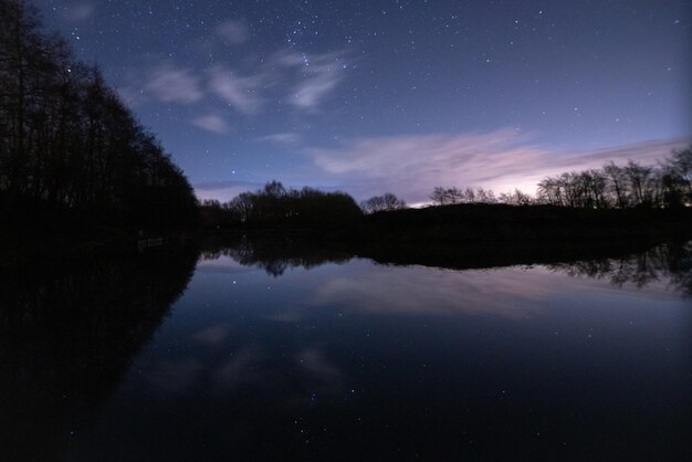 Photo scenic view of lake against sky at night