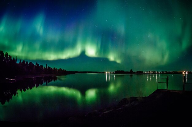 Foto vista panoramica del lago contro il cielo di notte.