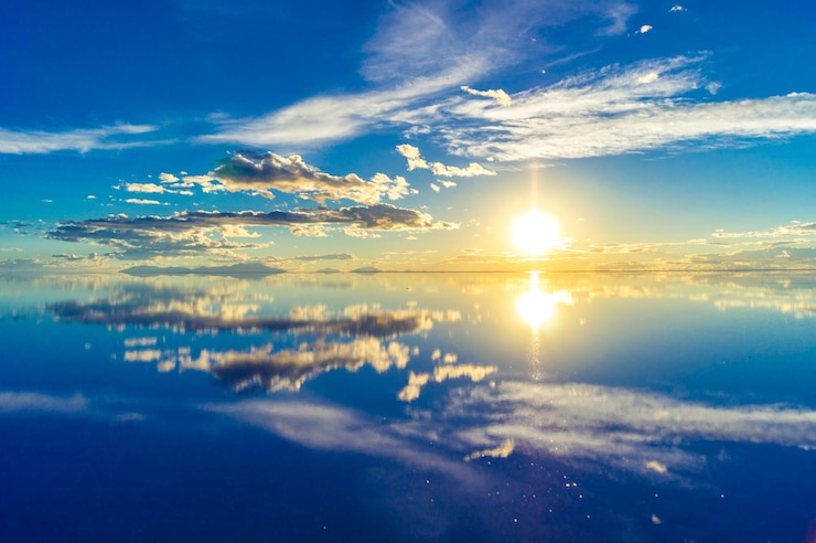 Photo 夕暮れの空に照らされた湖の景色
