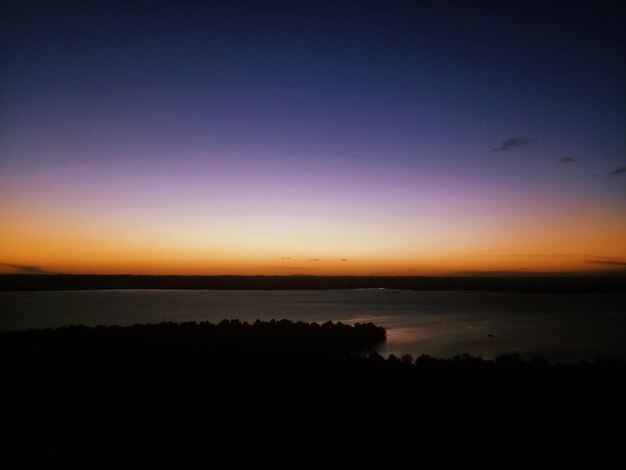 夕暮れの空に照らされた湖の景色