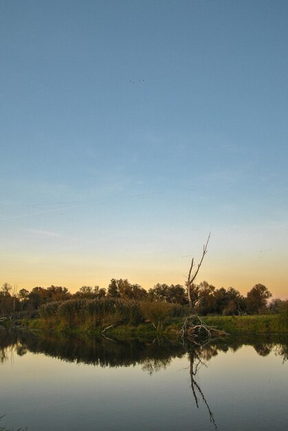 Foto vista panoramica del lago contro il cielo al tramonto