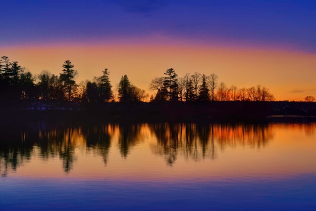 夕暮れの空に照らされた湖の景色