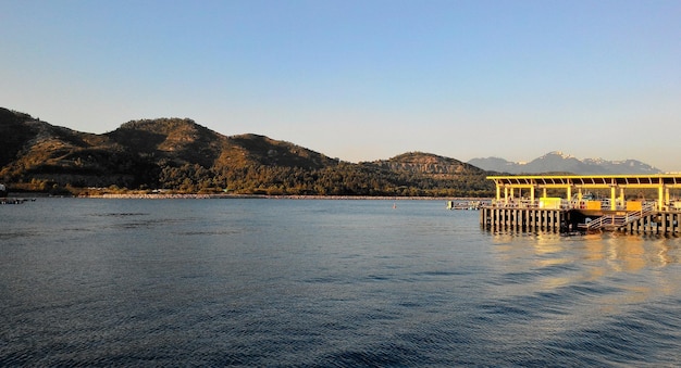 Foto vista panoramica del lago contro il cielo al tramonto