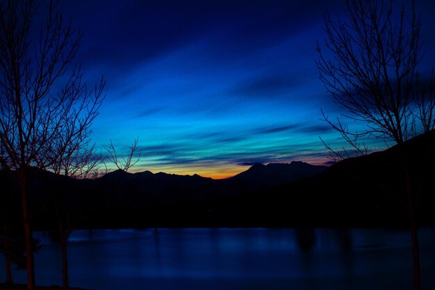 Foto vista panoramica del lago contro il cielo al tramonto