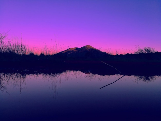 夕陽時對著天空的湖泊風景