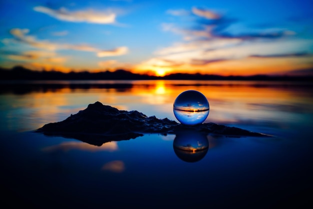 夕陽時對著天空的湖泊風景