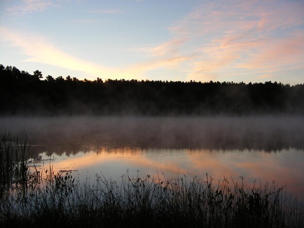 Photo scenic view of lake against sky at sunset