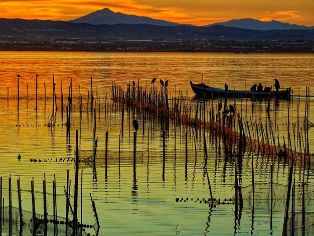 夕暮れの空に照らされた湖の景色