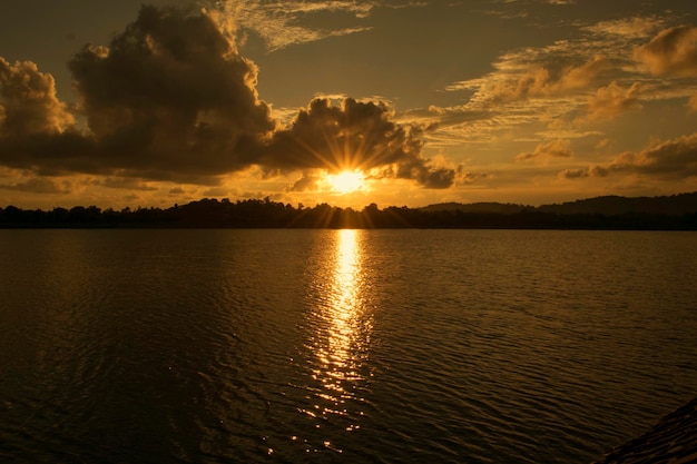 夕暮れの空に照らされた湖の景色