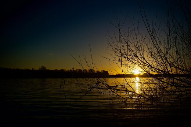 Foto vista panoramica del lago contro il cielo al tramonto