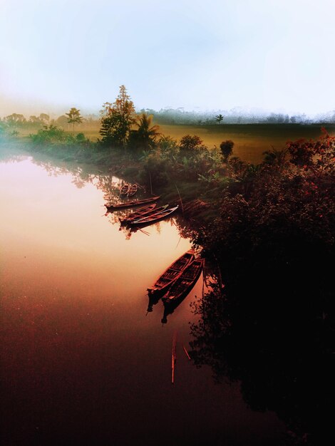 Foto vista panoramica del lago contro il cielo al tramonto