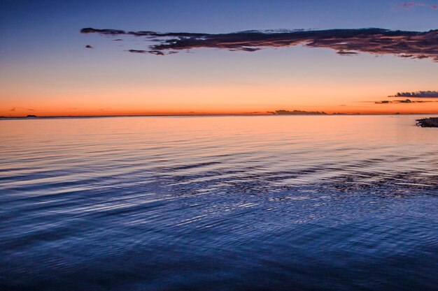 Foto vista panoramica del lago contro il cielo al tramonto
