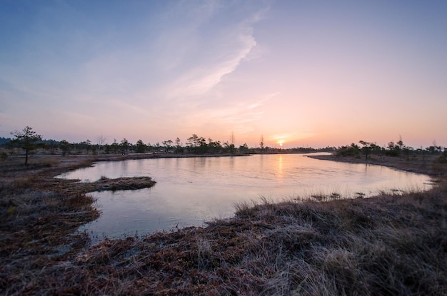 Photo scenic view of lake against sky at sunset