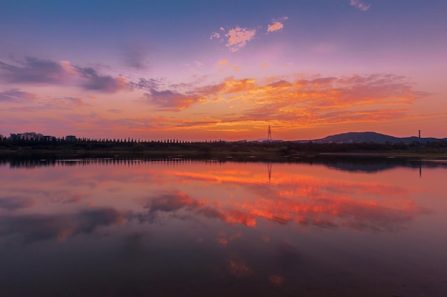 夕暮れ時の空を背景にした湖の美しい景色