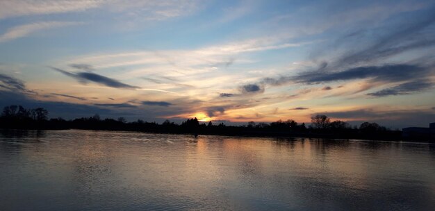 夕暮れの空に照らされた湖の景色