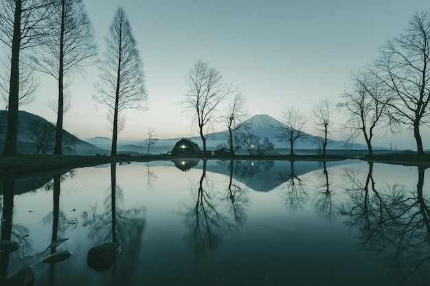 日落時的湖面與天空的風景