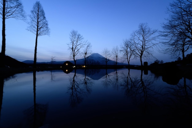 日落時的湖面與天空的風景