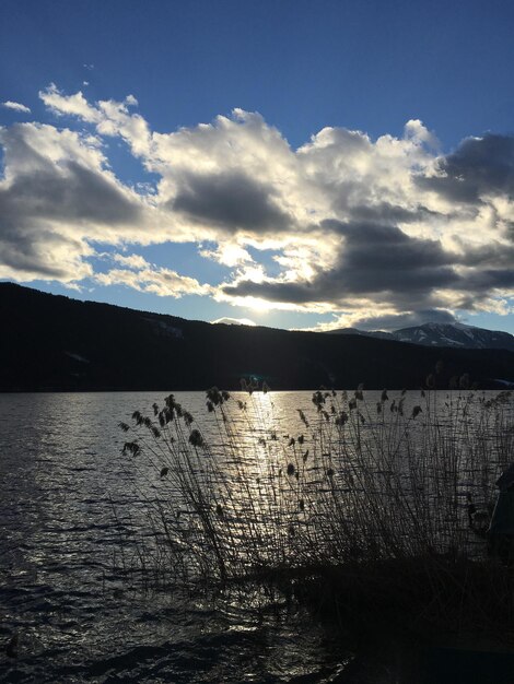 夕暮れの空に照らされた湖の景色