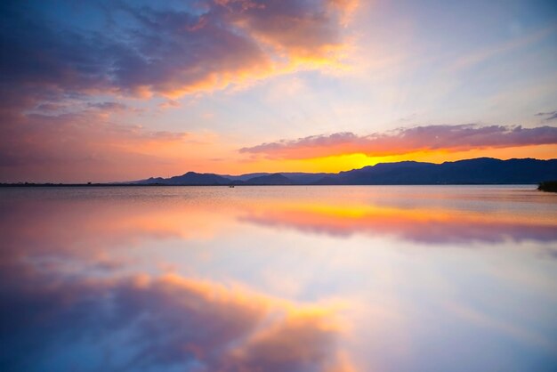 夕暮れの空に照らされた湖の景色