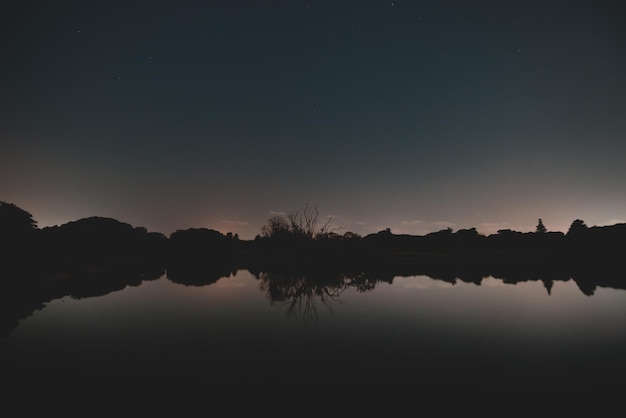 Foto vista panoramica del lago contro il cielo al tramonto